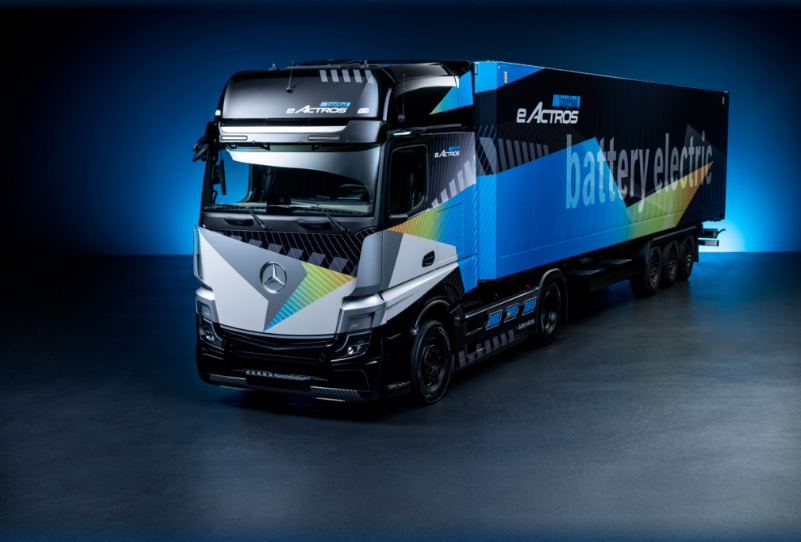 梅赛德斯奔驰推出 eActros LongHaul 纯电动长途重卡，续航里程约 500 公里