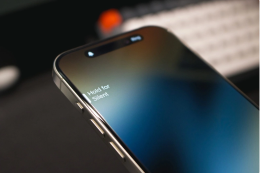 iPhone 15 Pro备货激增：苹果向三星订购700万块OLED屏幕